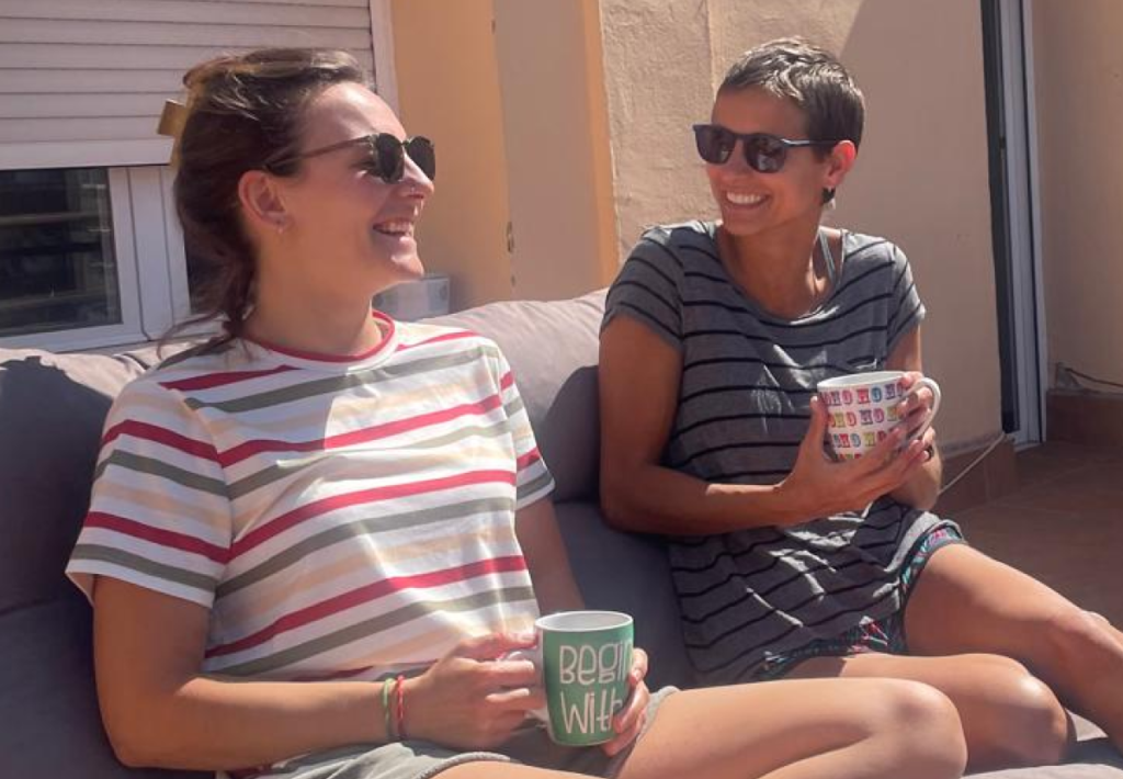 compartiendo un cafe con mi roomie